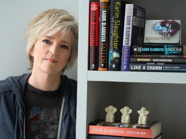 Karin Slaughter expone que una de sus preocupaciones como ciudadana es la promoción de la lectura a través de las bibliotecas. ESPECIAL