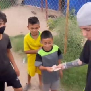 Natanael Cano regala dinero en Sonora