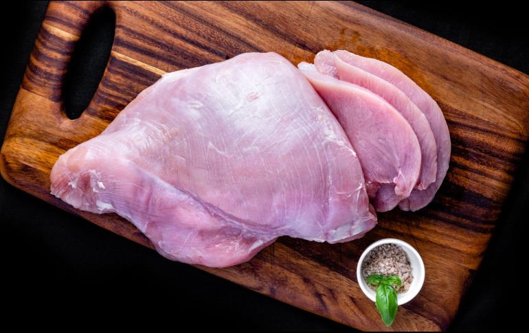 El pollo es una carne blanca, magra y baja en grasa. ESPECIAL/Photo by Eiliv-Sonas Aceron on Unsplash.