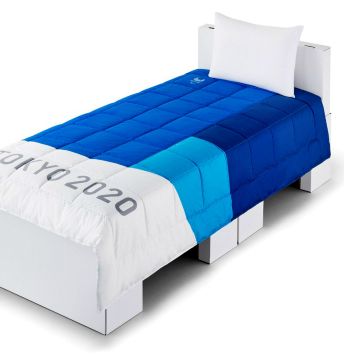 Las camas donde descansarán los atletas son de cartón, fabricadas con productos reciclados y que sólo aguantan un peso máximo de 200 kilos y no resistirán movimientos bruscos, o muy bruscos. EFE / ARCHIVO