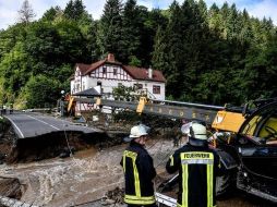 Bomberos salieron al rescate y a reparar los daños por las inundaciones en Schuld, Alemania. EPA