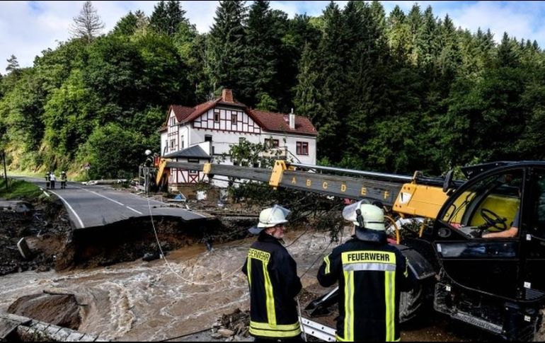 Bomberos salieron al rescate y a reparar los daños por las inundaciones en Schuld, Alemania. EPA