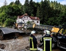 Bomberos salieron al rescate y a reparar los daños por las inundaciones en Schuld, Alemania. EPA