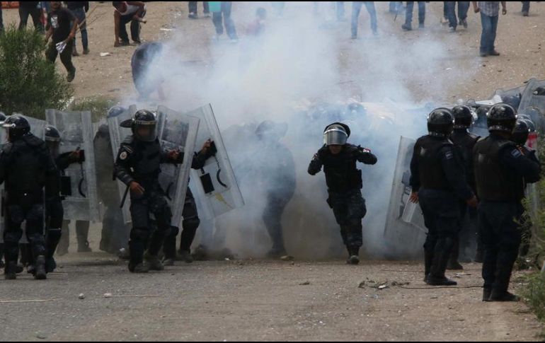 Los habitantes que impiden la salida de los funcionarios y elementos de seguridad tienen varias peticiones para las autoridades federales. AP/ARCHIVO