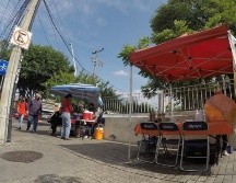 El espacio que se aprecia que dejan libre para los peatones es de alrededor de 50 a 60 centímetros. EL INFORMADOR/A. Camacho