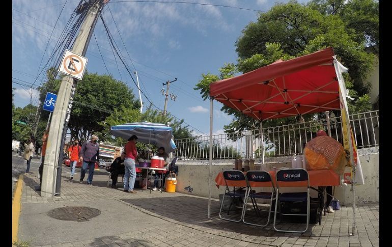 El espacio que se aprecia que dejan libre para los peatones es de alrededor de 50 a 60 centímetros. EL INFORMADOR/A. Camacho