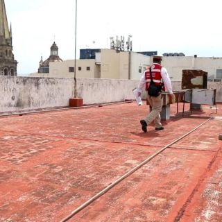 Revisan muros, marquesinas y cornisas en el Centro de Guadalajara tras accidente