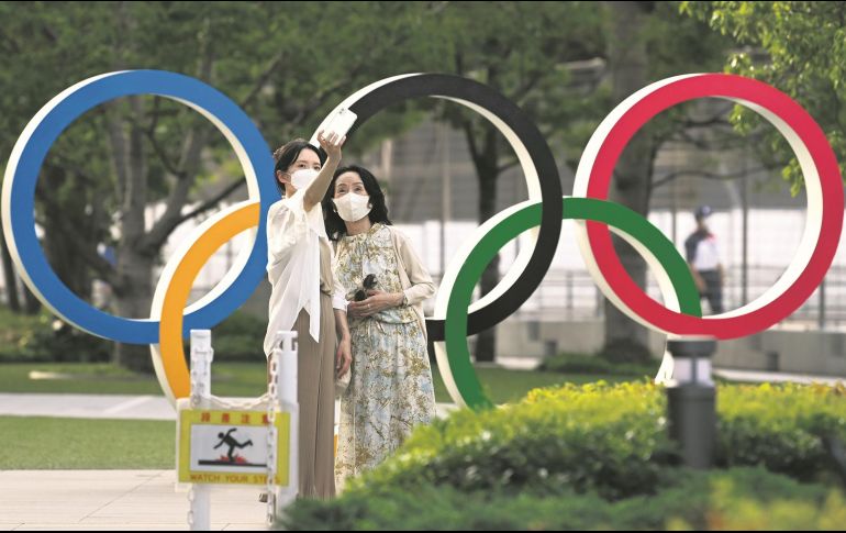 La gobernadora Yuriko Koike destacó que el aumento en casos graves es en personas menores de 50 años. EFE/T. Kovacs