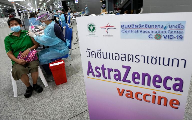 Aunque la agencia reguladora del medicamento de la UE ha autorizado la vacuna de AstraZeneca producida en Europa, las partidas de esa misma vacuna fabricadas en India no están incluidas en la lista. AP/S. Lalit