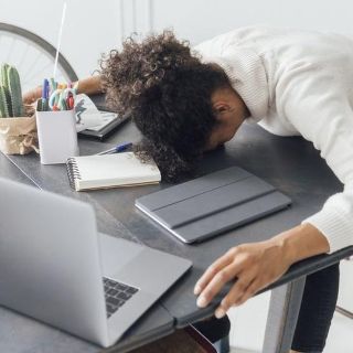 Burnout: qué es el creciente síndrome de estar "quemado" por el trabajo y cómo combatirlo