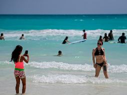 El apogeo de graduaciones en junio llevó a casos masivos de contagios de estudiantes en sus viajes a playas mexicanas y lugares de recreación. AFP / ARCHIVO