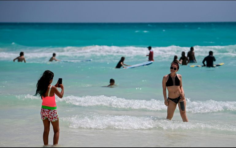 El apogeo de graduaciones en junio llevó a casos masivos de contagios de estudiantes en sus viajes a playas mexicanas y lugares de recreación. AFP / ARCHIVO