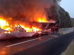 El incendio del camión de lácteos fue controlado empleando espuma; posteriormente se procedió al enfriamiento con agua. ESPECIAL / Protección Civil y Bomberos de Tlajomulco