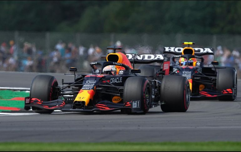 Verstappen (frente) cubrió la mítica pista inglesa en un 1:27.035, mientras que 