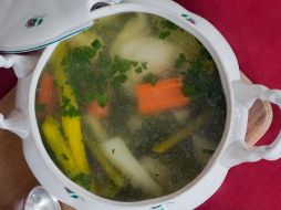 Disfruta de un delicioso caldo de pollo con verduras en familia. ESPECIAL/Photo by Karolina Kolodzieiczak on Unsplash.