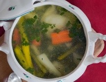 Disfruta de un delicioso caldo de pollo con verduras en familia. ESPECIAL/Photo by Karolina Kolodzieiczak on Unsplash.