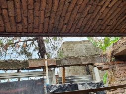 A su llegada, bomberos corroboraron que el techo se había venido abajo y que entre los escombros se encontraba la víctima. ESPECIAL/Bomberos de Zapopan