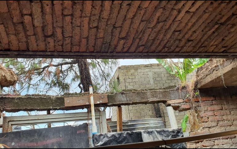 A su llegada, bomberos corroboraron que el techo se había venido abajo y que entre los escombros se encontraba la víctima. ESPECIAL/Bomberos de Zapopan