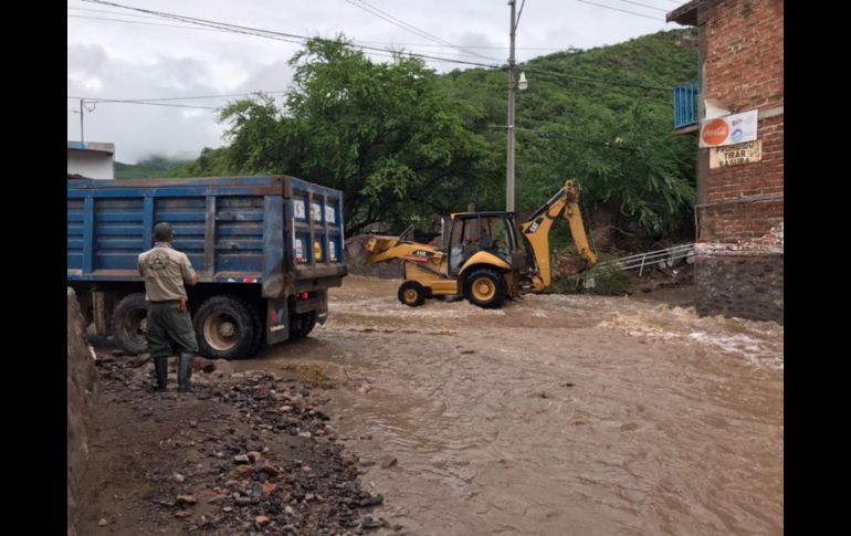 Durante la limpieza y desazolve participaron alrededor de 200 personas. ESPECIAL