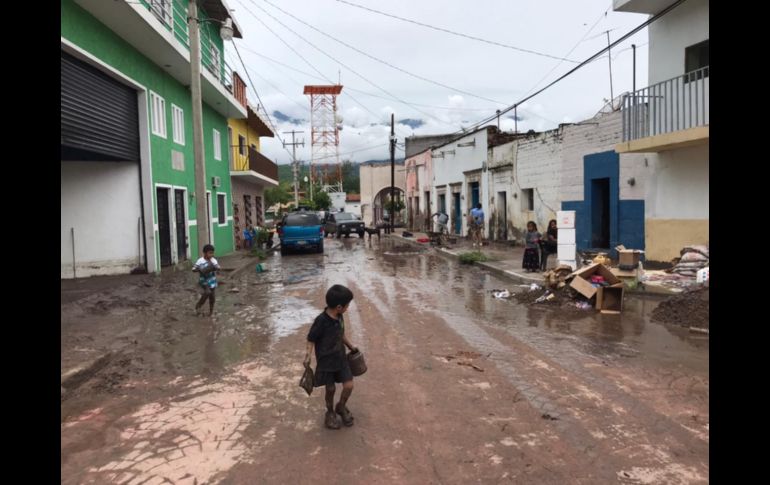 Durante la limpieza y desazolve participaron alrededor de 200 personas. ESPECIAL