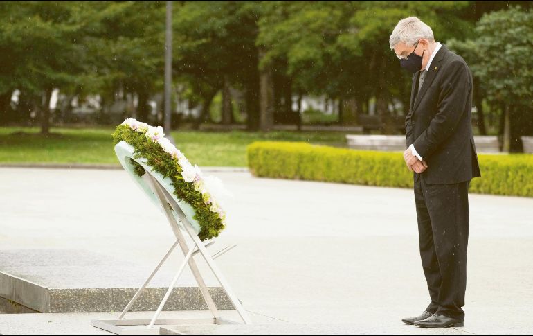 El líder del olimpismo hizo guardia de honor en Hiroshima. Ahí hubo protestas. AFP/E. Hoshiko