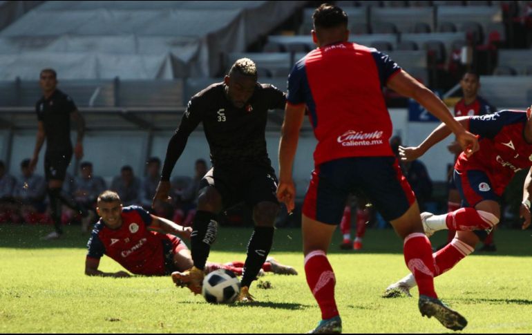 En el compromiso, Atlas fue superior y pronto se puso al frente en el marcador, luego de que anotara al minuto 10 el colombiano Julián Quiñones, quien sigue en plan goleador con los tapatíos. ESPECIAL / Atlas FC