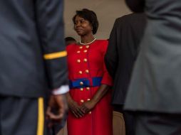 La primera dama bajó del avión por su propio pie, usaba un chaleco antibalas. EFE/ARCHIVO