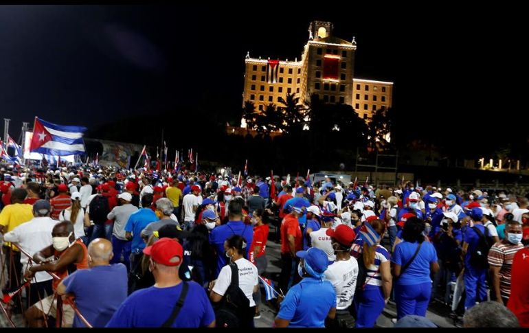 Miles de personas respondieron a la convocatoria en La Habana, y amanecieron junto al presidente Miguel Díaz-Canel y al líder jubilado Raúl Castro. EFE/Mastrascusa