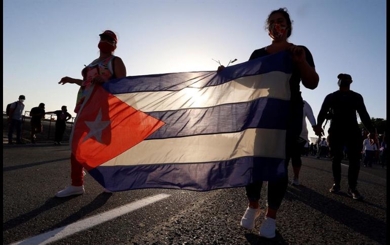 Miles de personas respondieron a la convocatoria en La Habana, y amanecieron junto al presidente Miguel Díaz-Canel y al líder jubilado Raúl Castro. EFE/Mastrascusa