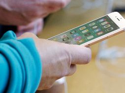 Pegasus es un malware que permite a los operadores extraer mensajes, fotos, correos electrónicos, grabar llamadas, activar micrófonos secretos e incluso tener la ubicación de la víctima. AP/ARCHIVO