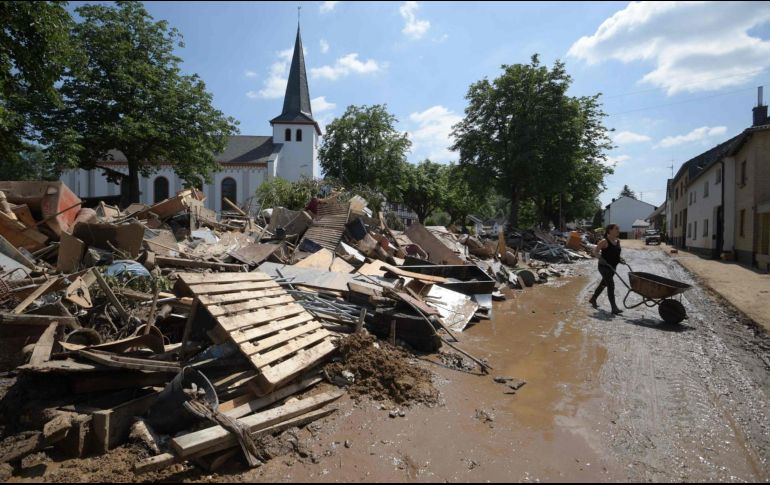 Personas remueven escombros en Iversheim, Alemania, tras las afectaciones por las inundaciones. AFP/S. Bozon