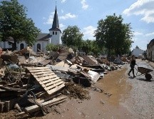 Personas remueven escombros en Iversheim, Alemania, tras las afectaciones por las inundaciones. AFP/S. Bozon