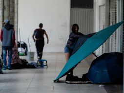 Algunas personas sin hogar improvisan casas de campaña para pasar la noche. EL INFORMADOR/G. Gallo