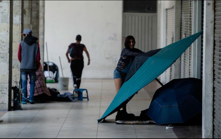 Algunas personas sin hogar improvisan casas de campaña para pasar la noche. EL INFORMADOR/G. Gallo
