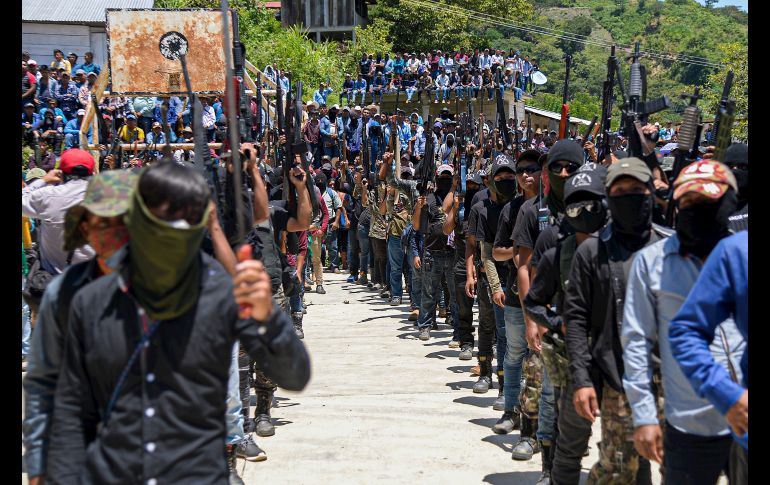 Integrantes del grupo de autodefensa Los Machetes se presentaron hoy ante 86 comunidades en el municipio de Pantelho,en Chiapas. EFE/C. López