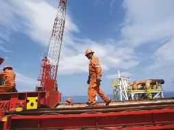 RENDIMIENTO. México produce un millón 753 mil barriles diarios, volumen que se estima mantendrá hasta mayo del siguiente año. AP