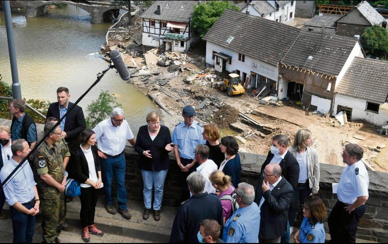 DE VIVA VOZ. La mujer fuerte de Alemania escuchó a pobladores de Schuld, tras la destrucción. AFP
