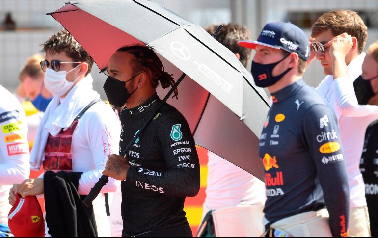 Hamilton conquistó el GP de Gran Bretaña, sin embargo, por el golpe que dio a Max Verstappen seguidores se manifestaron en contra de lo hecho por el piloto de Mercedes y en redes sociales emitieron insultos racistas. EFE / A. Rain