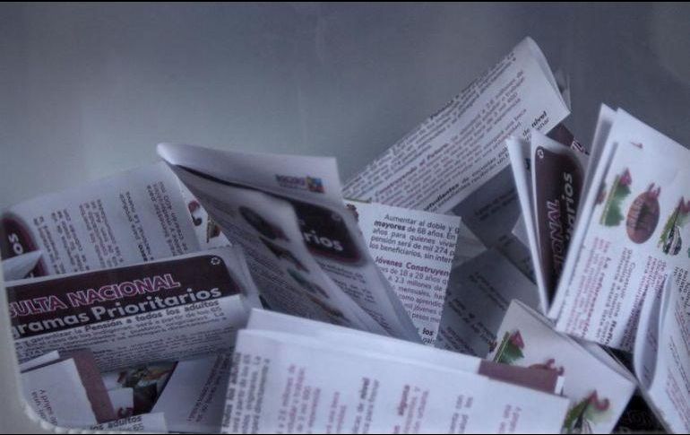 AMLO afirma que las giras sirven para que la gente no se sienta sola y abandonada. NTX / ARCHIVO