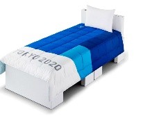 Los deportistas de Tokio 2020 duermen en camas ecológicas de cartón y algunos se divierten demostrando su solidez en redes sociales. EFE / ARCHIVO