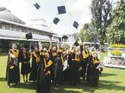 FESTEJO. Alumnos celebran el fin de sus cursos de licenciatura. EL INFORMADOR / A. Camacho