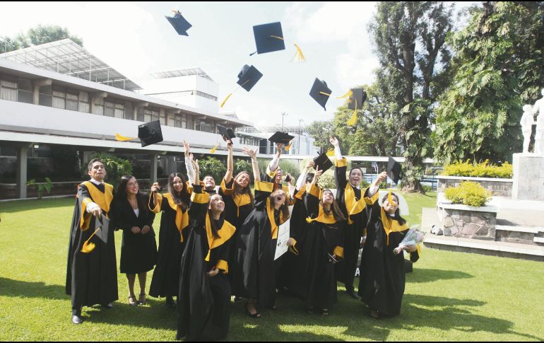 FESTEJO. Alumnos celebran el fin de sus cursos de licenciatura. EL INFORMADOR / A. Camacho