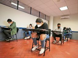 PLAN. En los planteles se permiten aforos de máximo 50%; los salones deben estar ventilados, no habrá actividades recreativas ni de esparcimiento, habrá instalación de filtros sanitarios, horarios escalonados para evitar aglomeraciones, sanitización de espacios y tomas de pruebas aleatorias de COVID-19. ESPECIAL /