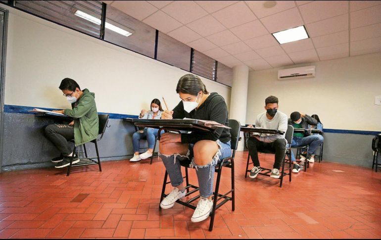 PLAN. En los planteles se permiten aforos de máximo 50%; los salones deben estar ventilados, no habrá actividades recreativas ni de esparcimiento, habrá instalación de filtros sanitarios, horarios escalonados para evitar aglomeraciones, sanitización de espacios y tomas de pruebas aleatorias de COVID-19. ESPECIAL /