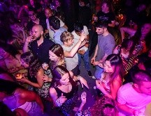 Habitantes beben y bailan en la madrugada de este lunes en un establecimiento en Londres. AP/ A. Pezzali