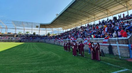 Chivas entrenó a puerta abierta ante la presencia de casi dos mil personas que se dieron cita al Estadio de los Cazcanes, en el municipio de Ameca. EL INFORMADOR / M. Navarro