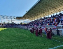 Chivas entrenó a puerta abierta ante la presencia de casi dos mil personas que se dieron cita al Estadio de los Cazcanes, en el municipio de Ameca. EL INFORMADOR / M. Navarro