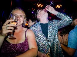 Cerrados desde marzo de 2020, los locales de ocio nocturno pudieron reabrir sus puertas en Inglaterra este lunes, en el que la prensa y algunos diputados conservadores británicos bautizaron como 