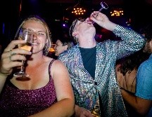 Cerrados desde marzo de 2020, los locales de ocio nocturno pudieron reabrir sus puertas en Inglaterra este lunes, en el que la prensa y algunos diputados conservadores británicos bautizaron como 