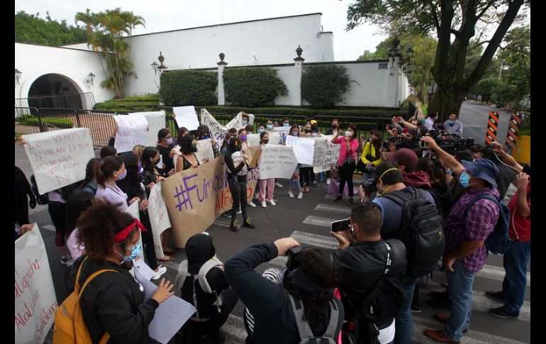 Las asistentes leyeron dos comunicados en los cuales exigieron que se retiren los cargos contra las 10 jóvenes retenidas tras la protesta del 9 de junio. EL INFORMADOR/A. Camacho